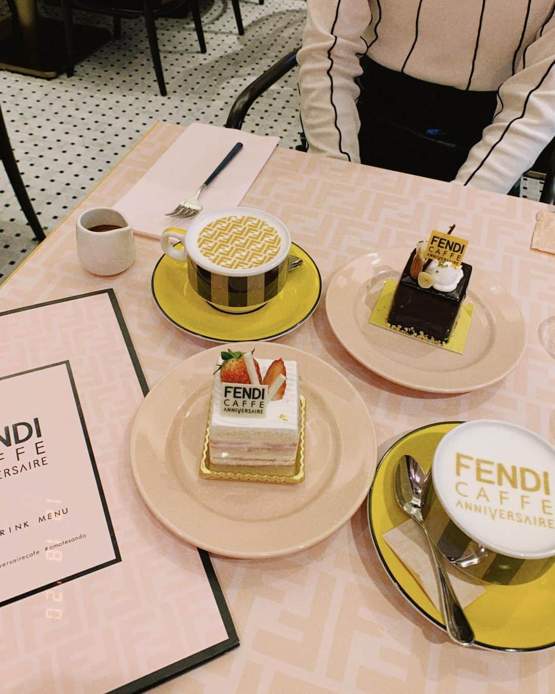 池田愛梨のインスタグラム：「去年行った写真今更のせちゃう☕️ 店内も食べ物もめちゃくちゃに可愛すぎた🎀💥💥☕️#fendicafe #fendi #cafe」