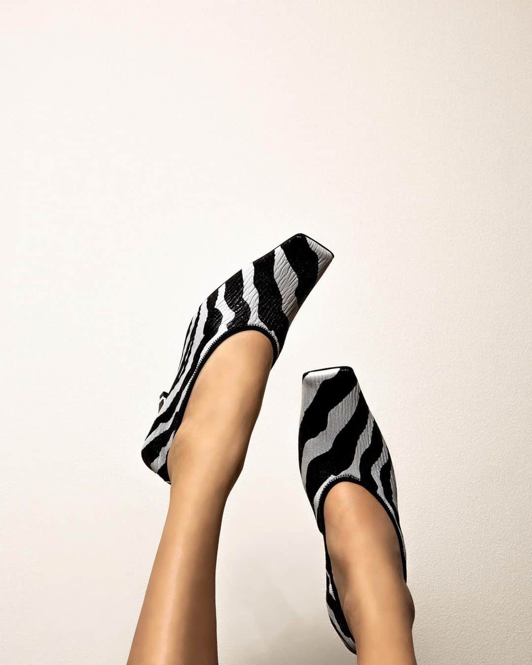 MARISさんのインスタグラム写真 - (MARISInstagram)「It’s getting warm little by little 🤍 I’m already wearing @newbottega from @fwrd 🤍 I’m in love with #bottegaveneta 🦓 昨日はあったかかったのでボッテガちゃんをやーっとおろしました🤍 Thank you so much ❤️ #ルックフォーワード #lookfwrd @FWRD #fashion #heels #shoes #pretty」2月8日 21時17分 - marristea