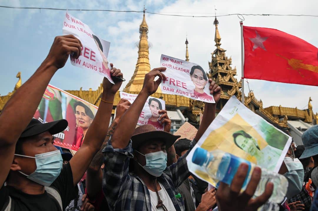 ルモンドのインスタグラム：「Des foules massives manifestaient lundi 8 février pour la troisième journée de suite en Birmanie pour protester contre le coup d’Etat qui a renversé Aung San Suu Kyi. Plusieurs centaines de milliers de personnes, d’après diverses estimations, étaient rassemblées à Rangoun, la capitale économique. Des ouvriers ont rejoint le mouvement ainsi que des moines en robe safran, des avocats, des étudiants, et des infirmières agitant des drapeaux rouges aux couleurs de la Ligue nationale pour la démocratie (LND), le parti d’Aung San Suu Kyi, détenue au secret depuis lundi. « Libérez nos dirigeants », « respectez nos votes », « rejetez le coup d’Etat », pouvait-on lire sur des banderoles.⁣ Les généraux putschistes n’ont pas fait de commentaires sur les manifestations. Ils ont mis fin le 1er février à une fragile transition démocratique, en instaurant l’état d’urgence pour un an et en arrêtant Aung San Suu Kyi ainsi que d’autres dirigeants de la LND. Depuis, plus de 150 personnes – députés, responsables locaux, activistes – ont été interpellées et sont toujours en détention.⁣ -⁣ Lors d’un rassemblement contre le coup d’Etat militaire à Rangoun le 8 février, les manifestants demandent la libération d’Aung San Suu Kyi. Photo : Reuters (@reuters)⁣ -⁣ #Myanmar #Birmanie #AungSanSuuKyi」