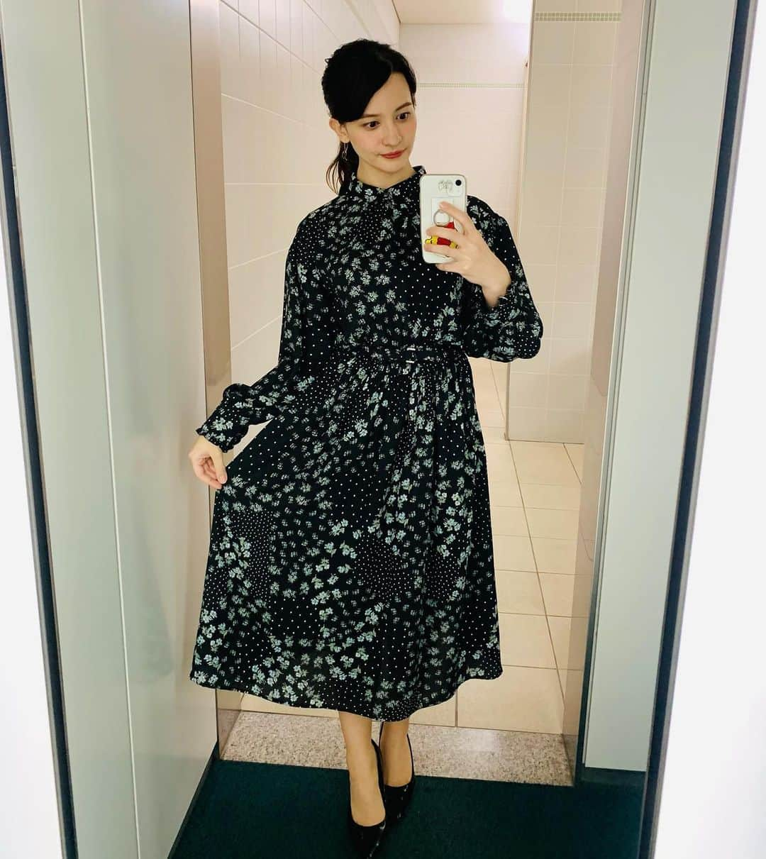 エリザベス・ハードキャッスルさんのインスタグラム写真 - (エリザベス・ハードキャッスルInstagram)「news every.衣装👗  11月30日(月) レースが細かくてかわいいスカートに、 生地がテロンとしていて着心地のよかったトップス😊メロンシャーベットみたいだなぁと思ってました🍈🍨  12月1日(火) 細かい小花柄のトップスも、形の綺麗なスカートもどちらも万能な使いやすい2着でした💐  12月2日(水) さわやかな色のワンピース👗白のラインが入ってるのがまた綺麗なんです✨  @astoriaodier   12月3日(木) 花柄のワンピースって大好きで私も私服でいくつか持ってるんですが、一つの柄じゃないというのが飽きが来なくて素敵だなと💕  @nerine.granyamaki   12月4日(金) 大人っぽい2着の組み合わせ☺️どちらもとても形が綺麗でお気に入りでした💓  トップス　@astoriaodier   水曜、木曜、金曜のアクセサリーは @vendomeaoyama_official   素敵な衣装をありがとうございました 🥰  #日本テレビ #newsevery. #アナウンサー #キャスター #アナウンサー衣装」2月8日 19時45分 - elizabeth_hc49