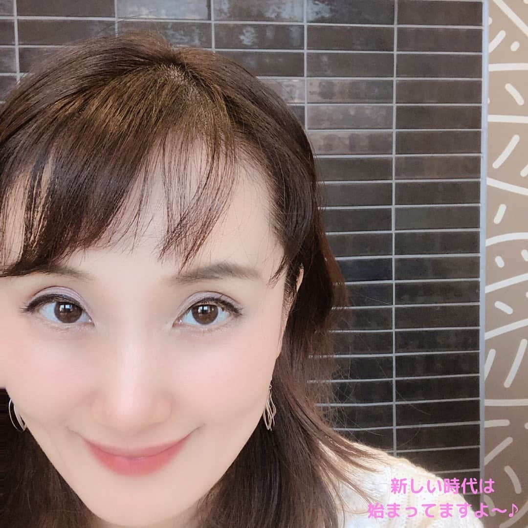 南城ひかりさんのインスタグラム写真 - (南城ひかりInstagram)「こんばんは♪ あっという間にこんな時間に…  力作のつもりで書いたblogが 消えてしまい書き直しが只今完了🙋‍♀️  そんな今日は、 「はじめまして♡」 の方にお会いしましたっ。  そこで思うのは、 やーっぱり新しい時代の生き方や思考が オススメだなぁとつくづく実感します。  今の変化は戻らないもので、 どんどん進んでいくもの♡  だからこそ、 自分の思考や生き方を、 本当に心から望むものへと変えて、 本当の幸せを味わっていきましょう！  そして、この生き方が、 これからのスタンダードへと変わります。  近い将来、 新しい生き方へとガラッと変わりますが、  今、変わりたい‼️ もっと幸せになりたい‼️  と思う方は、今すぐにでも、 自分次第でまるっと変われます♡ 全方位幸せになれます♡  ですので、 一緒にさいこーっの幸せを 味わっていきましょう♫ blogに詳しく綴っています。 プロフィール欄よりblogをご覧ください。 #blog更新  ＝＝＝＝＝＝＝＝＝＝＝＝＝＝＝＝＝＝＝＝ ◇ブログ「本当のあなたを目醒めさせよう♪」 http://ameblo.jp/beauty-life-salon-mignon/  ◇お仕事のご依頼/お問い合わせ https://ssl.form-mailer.jp/fms/b8824119555045  ＝＝＝＝＝＝＝＝＝＝＝＝＝＝＝＝＝＝＝＝ #可愛い　#愛　#素晴らしい　#最高 #あなたの世界を創り出す　#創造主 #本当のあなた　#目醒める　#瞑想 #マインドフルネス #人生は変わる #幸せになる　#夢は叶う　#happy #希望  #セミナー　#至福　#幸福　#豊かさ　#元タカラジェヌ　#宝塚歌劇団　#自分の活かし方　#輝かせ方」2月8日 19時46分 - hikariminashiro