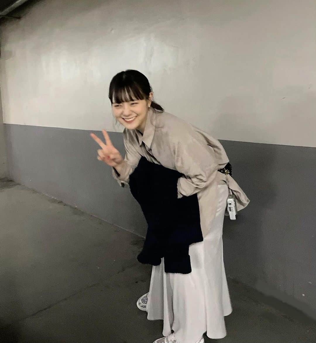 木村なつみのインスタグラム：「ぼけぼけ🧎🏻 写真撮り終わると同時にアウターを担ぐ素の人」