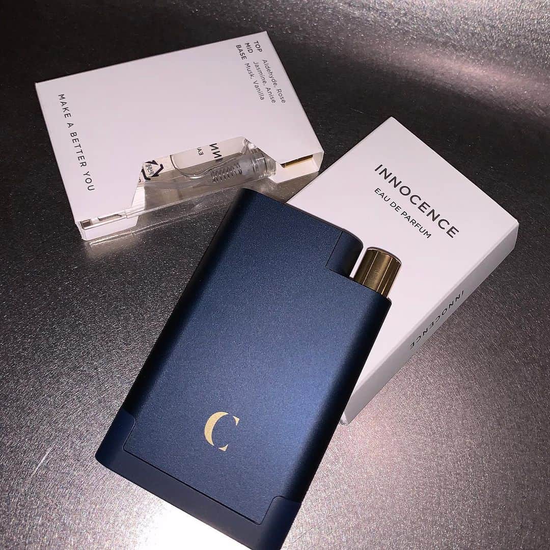 のインスタグラム：「향도 좋고 케이스도 이쁘고❣️ 여러가지 향으로 그때마다 케이스에 갈아끼울 수 있어서 활용적이고 좋은듯😭 개인적으로 머스크향 비누향 좋아하는데 The Blanc 라인의 Innocence가 딱 취향저격해버렸구🥰 클린함이 뿜뿜! 선물용으로 너무 좋을 것 같은 패키지..✨」