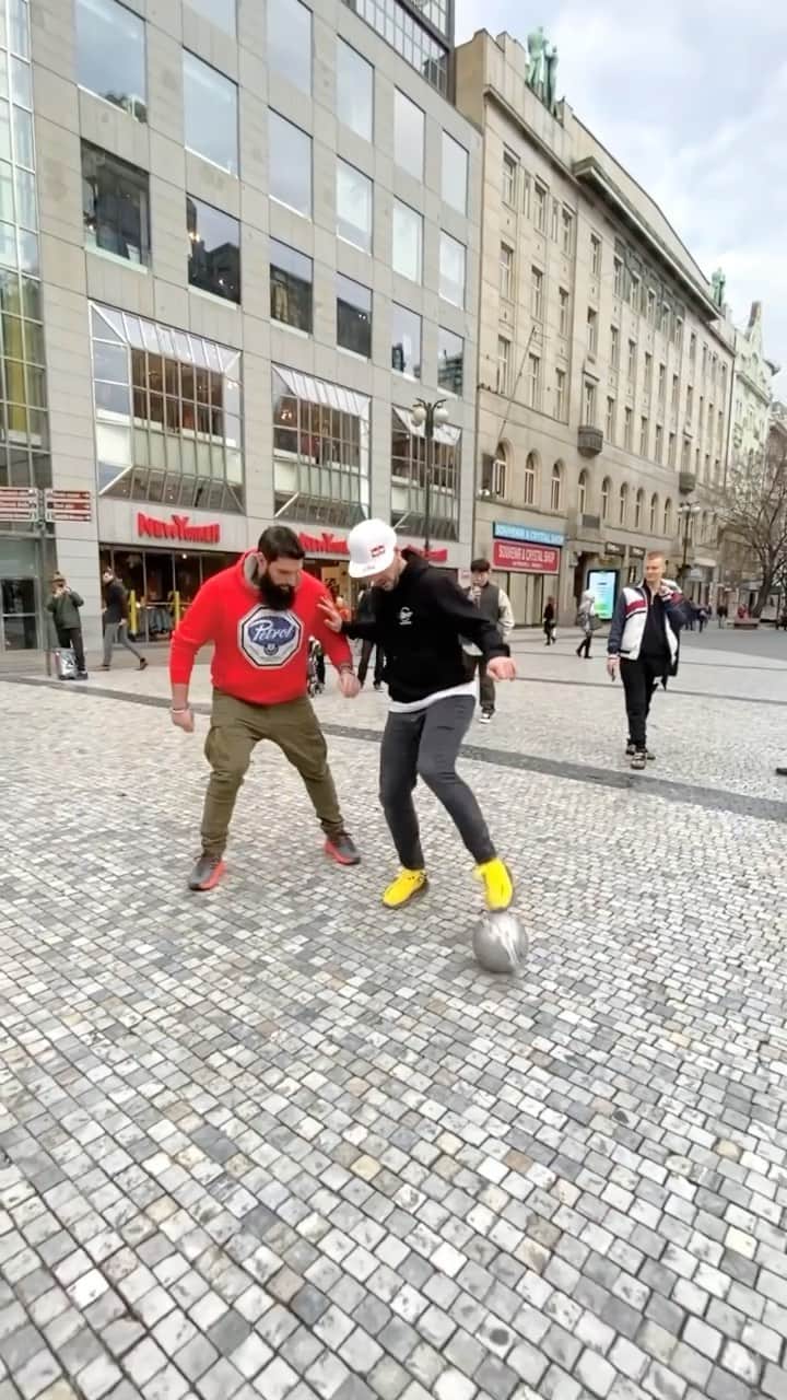 ショーン・ガルニエのインスタグラム：「Best mood : when you put pannas 🤣 RIP all of them 🤯 #Football #Freestyle #Urbanballer #SeanGarnier」