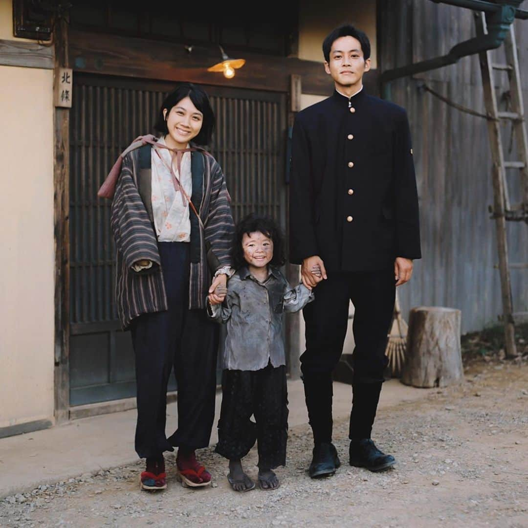 浅田芭路さんのインスタグラム写真 - (浅田芭路Instagram)「懐かしいお写真をカメラマンの 濱田さんからいただきました☺️  TBS 日曜劇場　「この世界の片隅に」で 最終話に登場する節子役を演じさせていただいた時の オフショットです‼️  この度縁あって当時のオフショットと 再会することができました📸  はろちゃんも 「懐かしい〜！」と大喜びで 写真を見ていました。  この作品は はろちゃんの5歳のお誕生日に 節子の撮影が始まりました。 とっても思い出深い作品です✨ 今でも、DVD BOXと 濱田英明さんの写真集ははろちゃんの宝物です(*^ω^*)  「この世界の片隅に」は paravi、huluでもご視聴頂けます🌈  📸濱田英明さん @hamadahideaki   #tbs #この世界の片隅に #オフショット  #カメラマン #濱田英明 さん #宝物 #ありがとうございます #はろちゃん #浅田芭路 #スペースクラフト #スペースクラフトジュニア」2月8日 19時48分 - asada_halo__official