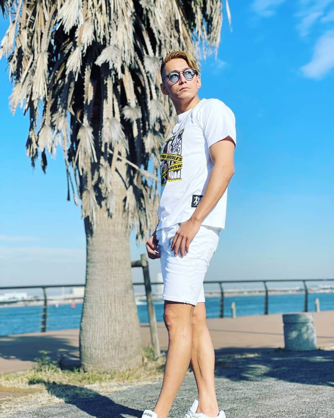 黒石高大のインスタグラム：「お洋服お陰さまでかなり売れてます メチャクチャ嬉しいです ありがとうございます まだゲットされてない方 実話ナックルズ公式オンラインストアでゲット出来るんで是非是非 嬉しいからドーナツ食べよー #実話ナックルズ」