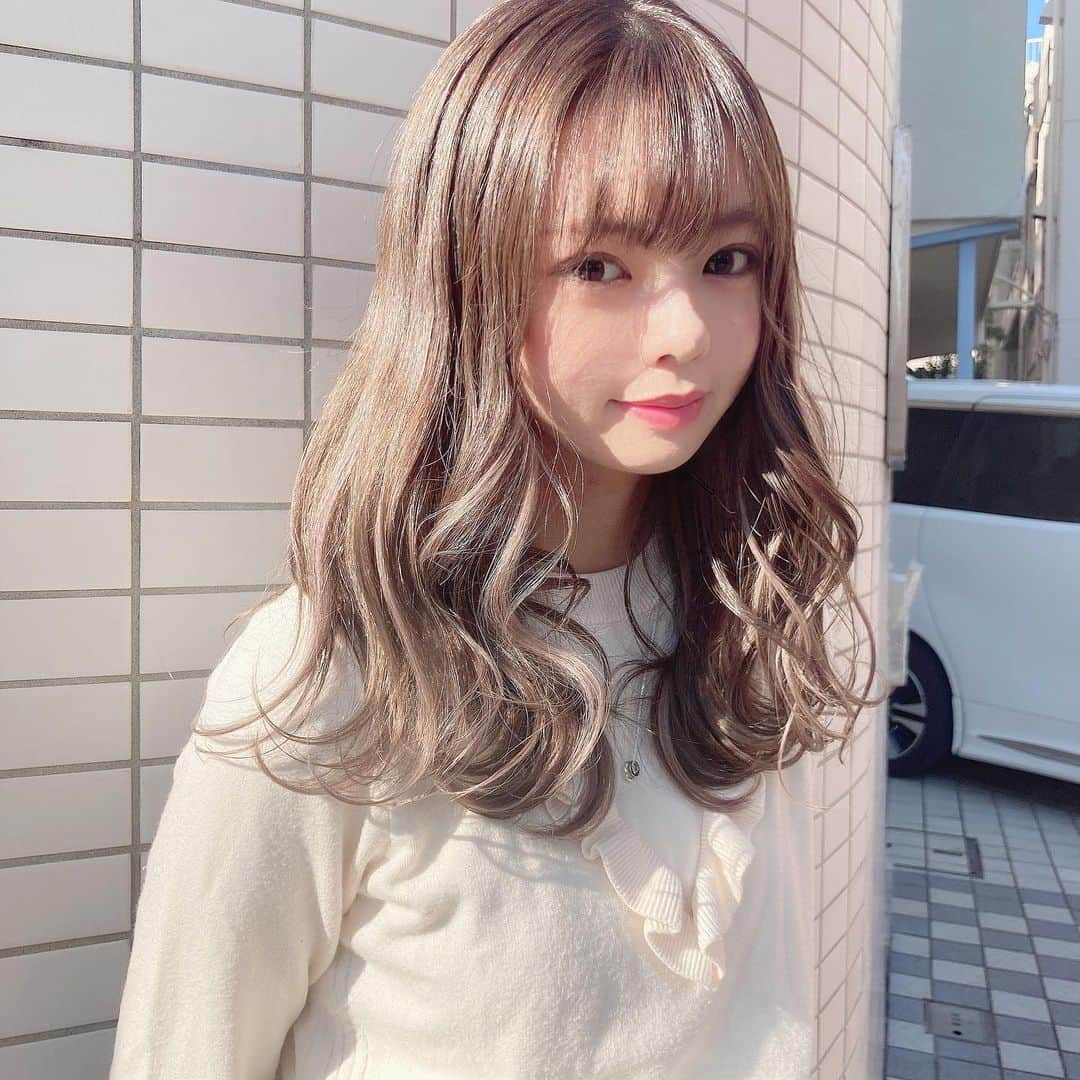 宮里莉羅さんのインスタグラム写真 - (宮里莉羅Instagram)「2ヶ月ぶりに美容室行ってきた( ◜︎◡︎◝︎ ) ずっと明るかったので、 暗めの色にしてもらったんだけど、 光に当たると明るく見えて可愛い〜。  ハイライトがわりに、プルエクステの#パールベージュ を付けてもらった〜。  今回も可愛いくてお気に入り👼  #プルエクステ#エクステ#amor#ラベンダーアッシュ#パールベージュ#セミロング#東京美容室#idol#宮里莉羅」2月8日 20時01分 - ranrin0403