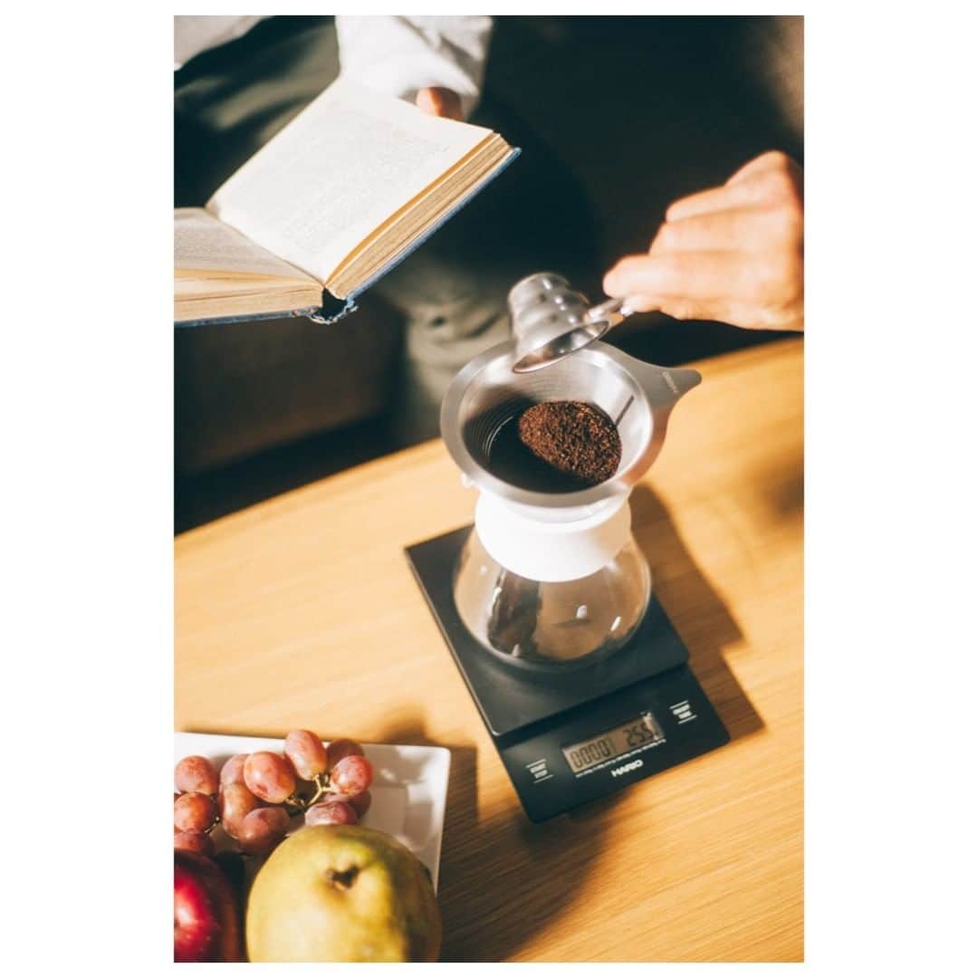HARIOのインスタグラム：「ㅤㅤㅤㅤㅤㅤㅤㅤㅤㅤㅤㅤㅤ _______________________________________ ㅤㅤㅤㅤㅤㅤㅤㅤㅤㅤㅤ オールステンレス製の ダブルメッシュフィルターのドリッパーと デカンタタイプのサーバーをセットした コンパクトなコーヒーメーカー。  コーヒーオイルの味わい深さと ペーパーフィルターでドリップしたような 透明感を愉しめちゃいます。  甘いものが苦手な方への バレンタインギフトとしても◎  『Glass Coffee Maker』 ▶詳細はプロフィールリンクから _______________________________________ #ハリオのある暮らし #hario #ハリオ #hariov60 #v60  #ドリッパー #ハンドドリップ #コーヒー #珈琲 #珈琲時間 #コーヒータイム #コーヒーブレイク #おうち時間 #おうちカフェ #コーヒー好き #コーヒー好きな人と繋がりたい #シンプル #シンプルライフ #休日 #暮らしを楽しむ #丁寧な暮らし #暮らしを整える #日々の暮らし #暮らし #私のおいしい時間 #コーヒーのある暮らし #コーヒー道具 #simplyhario #coffeetime #coffeebreak」