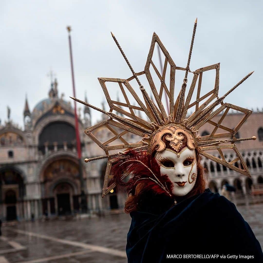 ABC Newsさんのインスタグラム写真 - (ABC NewsInstagram)「A Venetian artisan wearing a carnival mask and costume takes part in a demonstration supporting The Confederation of Venice Artisans at St. Mark's square in Venice, after the cancellation of the city’s famed annual carnival, due to the coronavirus pandemic. #venice #carnival #covid_19」2月8日 20時00分 - abcnews