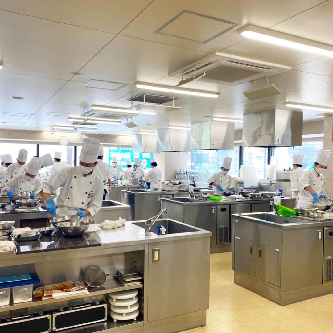札幌ベルエポック製菓調理専門学校【公式】のインスタグラム：「製菓・製パン・ショコラ科2年生 2年間最期の定期試験週START‼️  課題 🔸ルレオフリュイ 🔸フィナンシェ  制限時間内に 商品力のあるスイーツ🍰を 仕上げます😆  #おでかけ授業 #特別授業 #業界直結 #プロから学ぶ #本物 #学び #製菓  #調理  #カフェ  #製菓調理専門学校ベルエポック #衛生管理  #食材教育 #札幌ベルエポック製菓調理専門学校 #いろいろな体験と #たくさんの出逢い #可能性が広がる #ベルエポック」