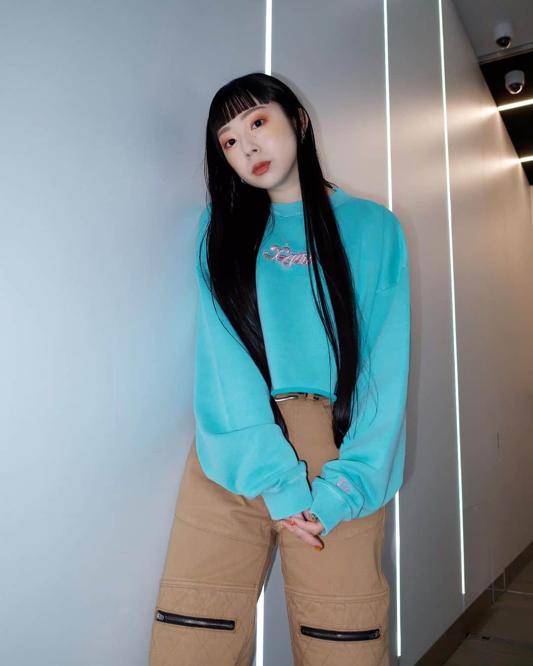 XGIRL_ootdのインスタグラム：「#xgirl_ootd @yuriiii2 162cm calif SHIBUYA STAFF ・ ---------------------------- ・ ▪️GLITTER LOGO SWEAT CREW TOP ¥10,000+tax (SIZE M) ▪️QUILTED STITCH PANTS ¥14,000+tax (SIZE M) ・ ------------------------------ #xgirl #xgirljp #xgirlus」