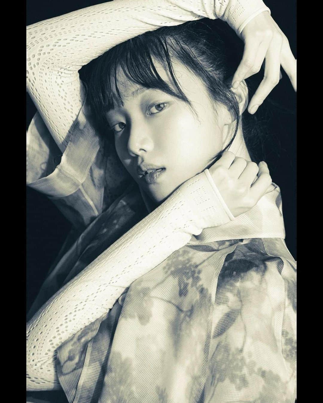 イ・ソンギョンさんのインスタグラム写真 - (イ・ソンギョンInstagram)「🖤  @stylist_teamchloe  @halolee7  @kangyewon  @photokyj80  @yg_stage」2月8日 19時55分 - heybiblee