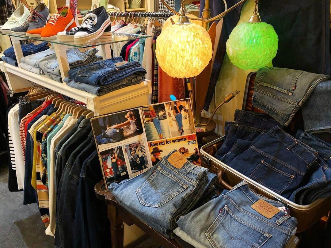 NUTTY Vintage&Collectibleのインスタグラム：「👖DENIM DENIM DENIM👖  デニムコーナー新設しました✔️  春らしい装いに欠かせないデニムアイテム デニムに合うお洋服も一緒に♡  "Levi's"の本も置いておりますので 是非着こなしの参考にご覧ください👀  ---------------------------------------------------- 💐Formal Fair 2021💐1/18(mon)~ ☑︎ヴィンテージジュエリーALL10%OFF  🚌送料無料🚌1/15(fri)~ ☑︎VINTAGE ONLINE STORE ¥10000以上 ☑︎SELECT BOUTIQUE ONLINE STORE ¥5000以上 お買い上げで全国一律送料無料！ （※ONLINE STORE/その他通販全て対象） ----------------------------------------------------」
