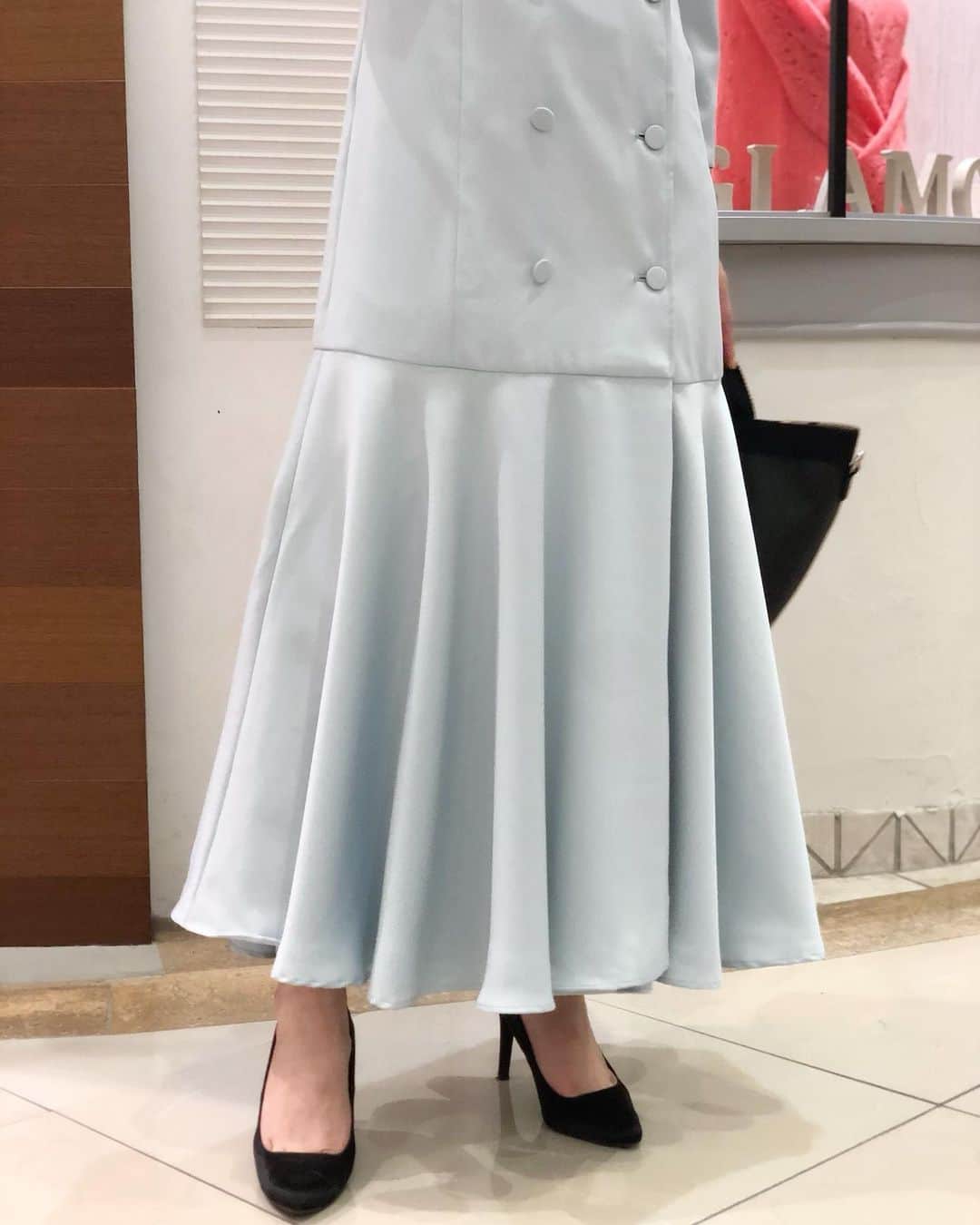 新谷美奈のインスタグラム：「.﻿ ﻿ Ceremony Style🌸﻿ ﻿ みんなの笑顔が輝く、晴れの日！﻿ ひらりと揺れて、きらりと艶めく﻿ サテンのコートワンピで歩く姿も美しく🕊☺️﻿ ﻿ Nina mew﻿ coat ¥31,000+tax﻿ bag ¥9,200+tax﻿ ﻿ @ninamew_official#Ninamew#ニーナミュウ#セレクトショップ#selectshop」