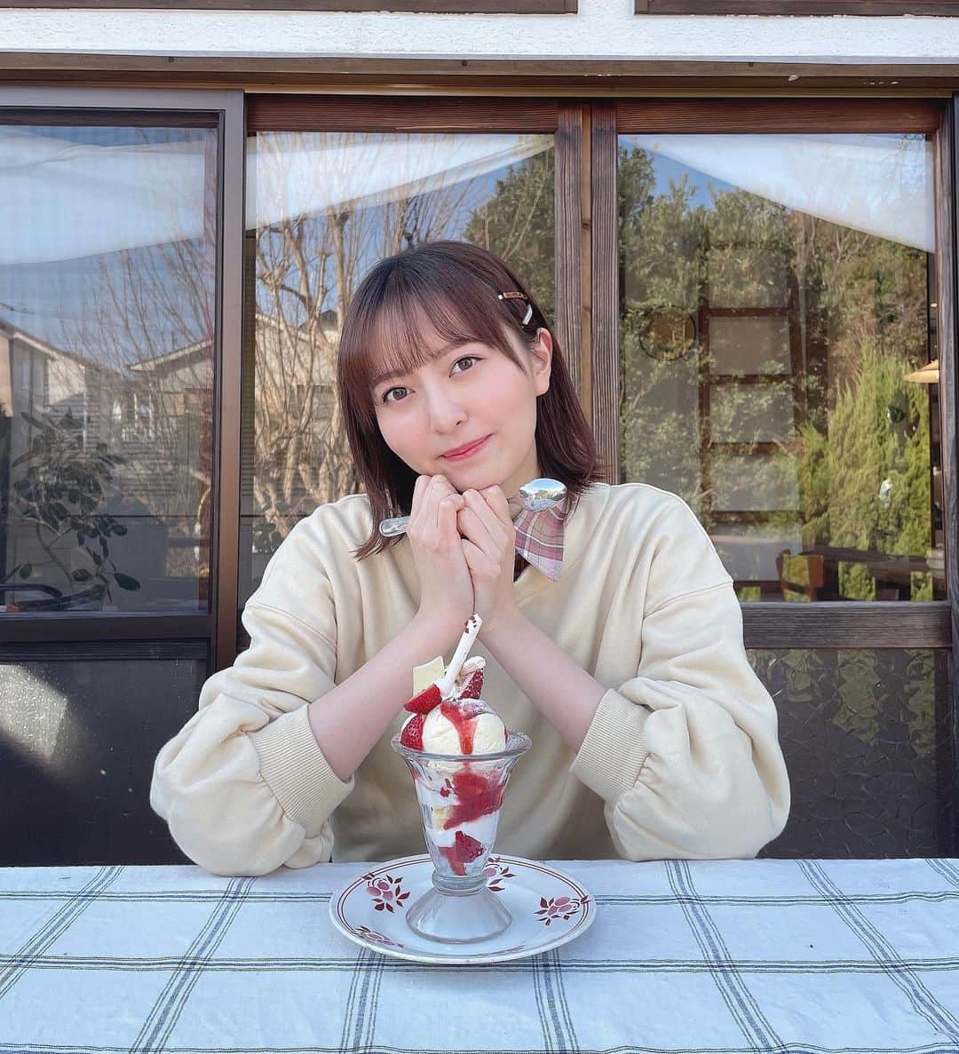 森保まどかさんのインスタグラム写真 - (森保まどかInstagram)「﻿ ﻿ ﻿ ﻿ 以前テラス席でプリンとパフェを﻿ 食べたときの4コマ😊﻿ ﻿ 最近は少し寒くても﻿ 春服を先取りしてます🌸﻿ ﻿ 昨日も美容室に行ったのですが、﻿ 春を意識してピンクを混ぜてもらいました！﻿ 花粉症だし特に好きな季節ではないのに﻿ 完全にもう春気分です。笑﻿ ﻿ ﻿ ﻿ ﻿ ﻿ ﻿」2月8日 20時02分 - madokamera_48