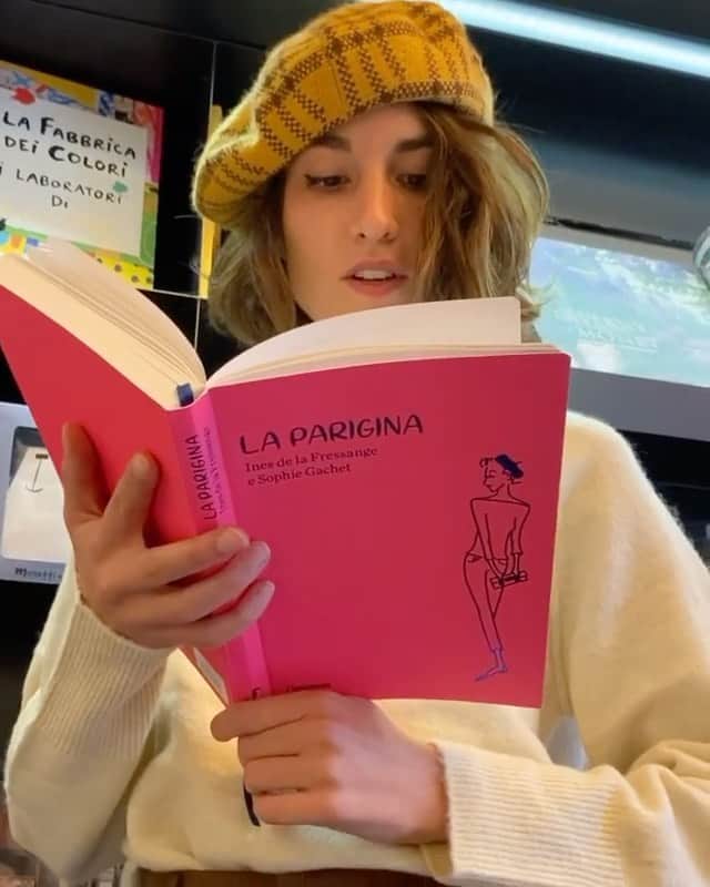 イネスドゥラフレサンジュのインスタグラム：「Lecture du jour à Rome dans la jolie librairie @booktique_store "La Parisienne nouvelle édition" par @inesdelafressangeofficial et @sophiegachet   Video Credits @officineroma  @giorgiapi__   #inesdelafressange #inesdelafressangeparis」