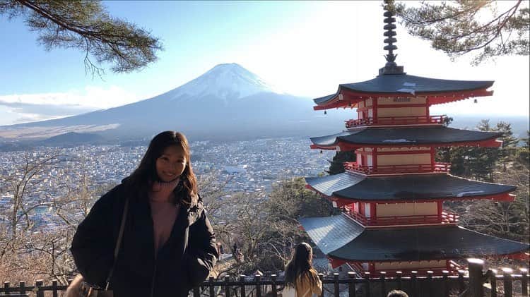 天舞音さらさんのインスタグラム写真 - (天舞音さらInstagram)「密を避けてアイドルタイムの食事^_^ ほとんど人がいなくて富士山を堪能しながら食べれたよ😊  山の上で一瞬だけマスク外して写真も🤳✨…3秒でマスク姿に戻る。 まるでナウシカの世界だ（ ; ; ）」2月8日 20時05分 - sara.amane