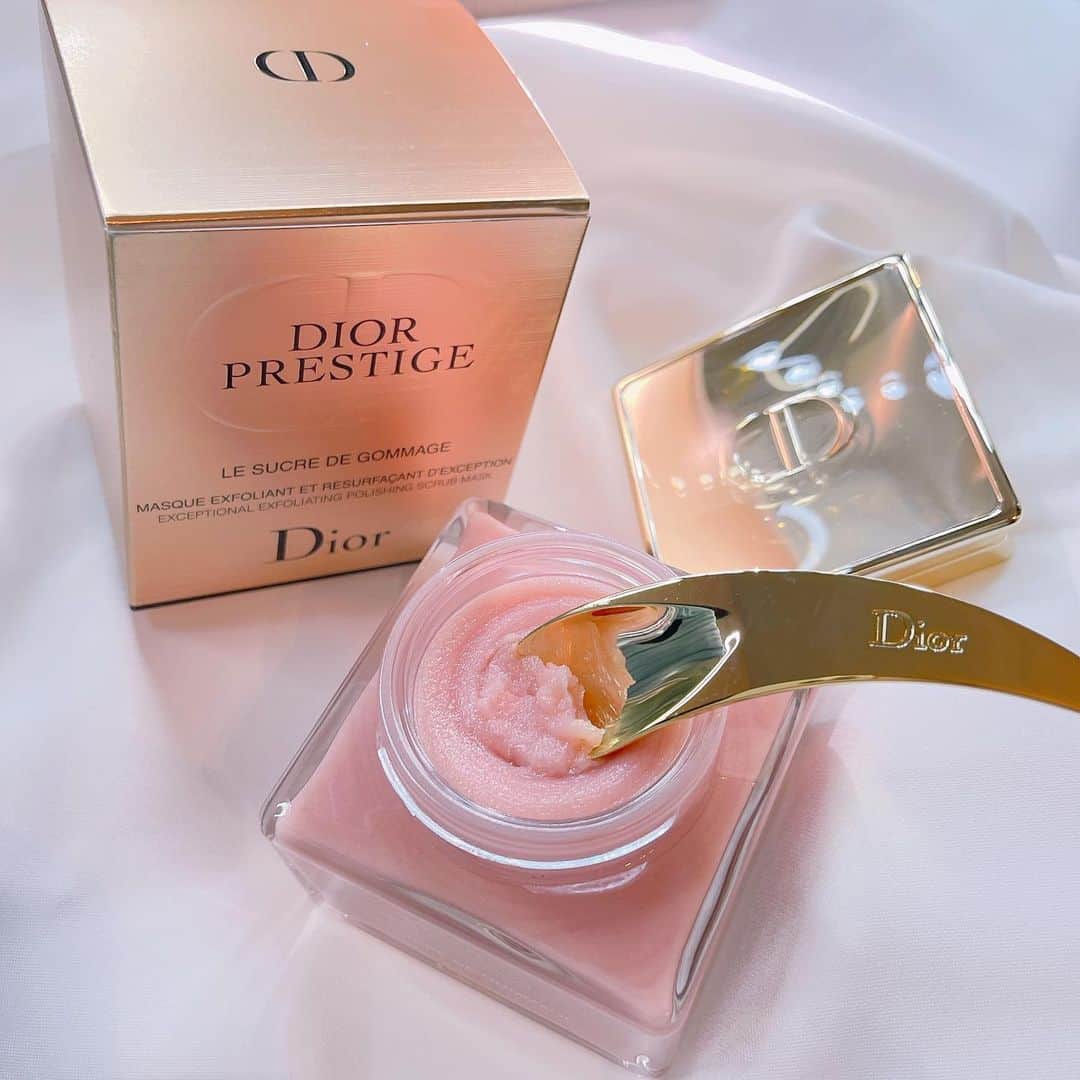 Mugyuu! （ムギュー！）さんのインスタグラム写真 - (Mugyuu! （ムギュー！）Instagram)「. . #Dior #プレステージ #ディオールスキンケア . . プレステージ　ル　ゴマージュ . . お値段は、可愛くないけど← 見た目も香りも仕上がりも最高な子🩰💞 . 上品なローズ🌹の香りが すごく至福な時間にしてくれるの！ 週2〜3回、クレンジングの後に 洗顔の代わりにこれを使ってくださいって BAさんが教えてくれた✍️ 仕上がりは、全くつっぱらなくて 肌が柔らかくなる💞 . スクラブの粒は、小さい方かな？ 溶けないから広げてある程度くるくるしたら そのまま5分ほど置いてパック🧖🏻‍♀️ ぬるま湯でスクラブが取れるまで 洗い流していつも通りのスキンケアをしてね🙆🏻‍♀️ . 専用のスパチュラが美しすぎて...🥺 これを置くだけでバスルームが 一気にオシャレになる🤤💞 スペシャルケアとして ぜひ取り入れてみてね❤️ . . .  #DIOR#ディオール#ディオールスキンケア#プチプラコスメ#韓国コスメ#韓国メイク#ベストコスメ#コスメオタク#コスメ#メイク#コスメすきな人と繋がりたい #おきがくらぶ #デパコス#加工#화장#귀엽다#가공#可愛くなりたい#マスクメイク#おすすめスキンケア#スクラブ#プレステージ」2月8日 20時10分 - up.to.me_beauty_