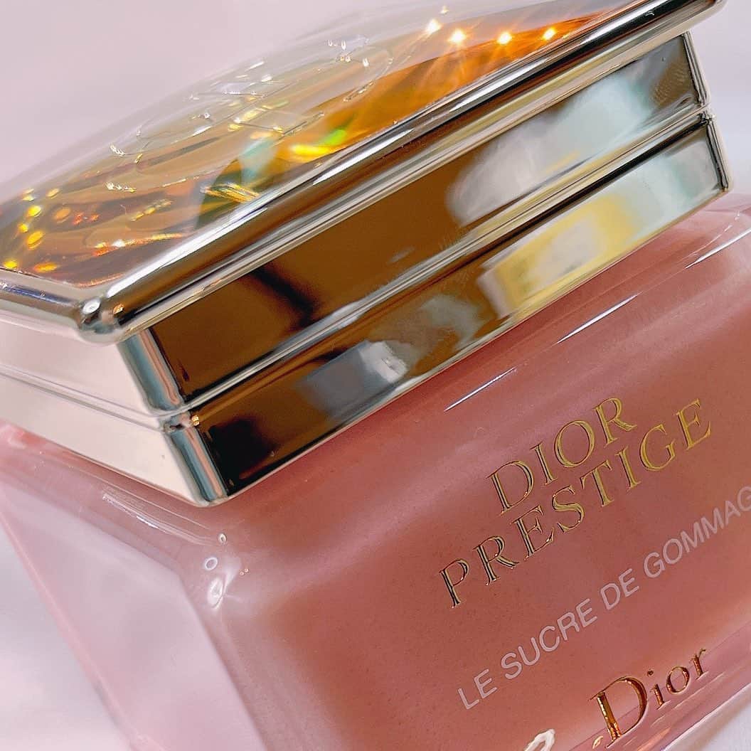 Mugyuu! （ムギュー！）さんのインスタグラム写真 - (Mugyuu! （ムギュー！）Instagram)「. . #Dior #プレステージ #ディオールスキンケア . . プレステージ　ル　ゴマージュ . . お値段は、可愛くないけど← 見た目も香りも仕上がりも最高な子🩰💞 . 上品なローズ🌹の香りが すごく至福な時間にしてくれるの！ 週2〜3回、クレンジングの後に 洗顔の代わりにこれを使ってくださいって BAさんが教えてくれた✍️ 仕上がりは、全くつっぱらなくて 肌が柔らかくなる💞 . スクラブの粒は、小さい方かな？ 溶けないから広げてある程度くるくるしたら そのまま5分ほど置いてパック🧖🏻‍♀️ ぬるま湯でスクラブが取れるまで 洗い流していつも通りのスキンケアをしてね🙆🏻‍♀️ . 専用のスパチュラが美しすぎて...🥺 これを置くだけでバスルームが 一気にオシャレになる🤤💞 スペシャルケアとして ぜひ取り入れてみてね❤️ . . .  #DIOR#ディオール#ディオールスキンケア#プチプラコスメ#韓国コスメ#韓国メイク#ベストコスメ#コスメオタク#コスメ#メイク#コスメすきな人と繋がりたい #おきがくらぶ #デパコス#加工#화장#귀엽다#가공#可愛くなりたい#マスクメイク#おすすめスキンケア#スクラブ#プレステージ」2月8日 20時10分 - up.to.me_beauty_