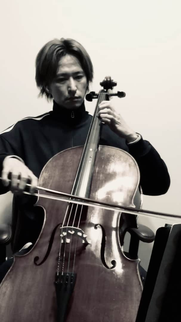 秋山真太郎のインスタグラム：「182日目✨Day182✨ If a 38-year-old man who can't read musical score suddenly starts playing the cello🎻 #チェロ#cello#첼로#클래식#frenchfolksong#フランス民謡##ドイツ民謡#songofthewind#こぎつね#gotellauntrhody#むすんでひらいて」