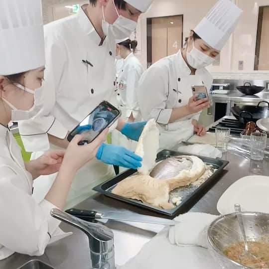札幌ベルエポック製菓調理専門学校【公式】のインスタグラム：「製菓・調理師科2年生  松村先生の最後の授業✨ メニューは 煮込みハンバーグ 真鯛の塩包み焼き  最後にふさわしく おめでたいですね👏✨  昨日卒業ワンハートを終えた 2年生たち卒業まであと少し。  #おでかけ授業 #特別授業 #業界直結 #プロから学ぶ #本物 #学び #製菓  #調理  #カフェ  #製菓調理専門学校ベルエポック #衛生管理  #食材教育 #札幌ベルエポック製菓調理専門学校 #いろいろな体験と #たくさんの出逢い #可能性が広がる #ベルエポック」