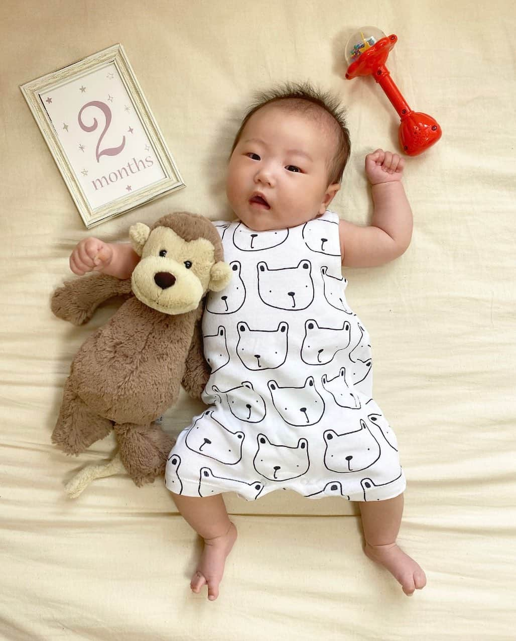 Saoriのインスタグラム：「あっという間に2か月だよん👶🏻💓 とにかく可愛い以外なし❣️ 明日は初予防接種🥺💉 今は4本いっぺんに打つんやな😭💦💦 すげ〜🙌💦 #3姉妹#3姉妹ママ#ママリ#家族写真#女の子ベビー#赤ちゃん#令和ベビー#ファッション#コーデ#キッズコーデ#キッズファッション#プチプラ#ベビー服#女の子#ベビーフォト#ママ#2ヶ月baby #ジェリーキャット#fashion#code#ootd#baby#sister#gap#gapbaby#ユニクロ#gu#instagood」