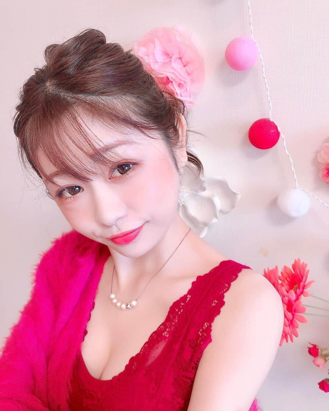 高橋里彩子さんのインスタグラム写真 - (高橋里彩子Instagram)「『重力に負けないナイトブラ』﻿ ﻿ @tu_hacci さんのだよ💗﻿ おにゅうのナイトブラ😴💤💕﻿ ﻿ 　﻿ とっても軽いのに横流れをしっかり防いで﻿ 理想の位置にバストをキープしてくれる優れもの💕﻿ 　(ちなみに背中のホックは3段で﻿ 食い込む感じはありませんでした！)﻿ ﻿ とっても寝心地が良さそう🥰💕﻿ 　﻿ ワインレッドも可愛くてでお気に入り💋﻿ ﻿ 背中側がシームレス素材になってるから﻿ 締め付け感とか無くて快適⸜(* ॑꒳ ॑* )⸝❁⃘*.ﾟ﻿ ﻿ 蒸れが気になる人には良さそうです🤔💫﻿ ﻿ 肌触りもいいよ😊♥️﻿ ﻿ ＂下着もファッションのパーツ＂をテーマにしてる﻿ tu-hacciさんだからこそのナイトブラだね💐﻿ ﻿ 他にもいろんなのあったよー☺💗﻿ ﻿  ﻿ #かわいい #女子力 #冬コーデ #レース #ナイトブラ #女子力アップ #ルームウエア #ブラ﻿ #バストケア #部屋着 #パジャマ #お洒落なランジェリー #ランジェリーから始めるおしゃれ ﻿ #ブラジャー #ツーハッチジョシ #tu_haccipic #ルームウェア #ナイトウェア #pr  #下着姿  #総レース  #roomweat #衣替え  #パジャマ #女子力向上委員会 #インナー #下着 #可愛いナイトブラ #つけ心地のいいナイトブラ」2月8日 20時13分 - konkonwanwan