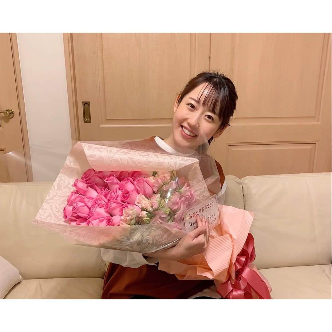 河村綾奈のインスタグラム：「誕生日でした。 たくさんのお祝いの気持ちをいただき、 本当にありがとうございます！ もう29？まだ29？ 高校生の時に思い描いていた家庭的な自分とは程遠いけど、こんなにお仕事が楽しいものだとも想像していませんでした。 たくさんのご縁に心から感謝をしています。  最近は、先輩方や後輩との縦のつながりと、 毎日の放送を共にするスタッフの皆さんとの横のつながりを意識することが何だか多くなりました。 ラジオ、テレビでそれぞれしっかりとスクラムを組んで！ 直接会うことはできなくても、 もっともっと楽しく身近な放送を、見聴きしてくださる方々にお届けしたいと思っています。  良い一年にします！ 明日からも、どうぞよろしくお願い致します。  河村綾奈」