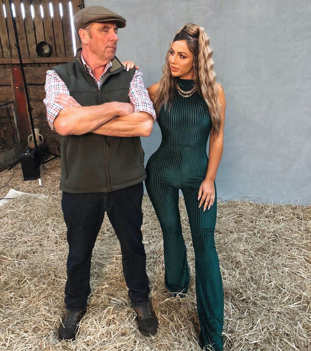 ホーリー・ヘイガンのインスタグラム：「The moment I realised it was a genuine competition and I was going to have to sweet talk @farmerchris01 or actually get my hands dirty 🤣🐷 CELEBS ON THE FARM TONIGHT 9PM @mtvuk #celebsonthefarm #COTF @stepneyhillfarm」