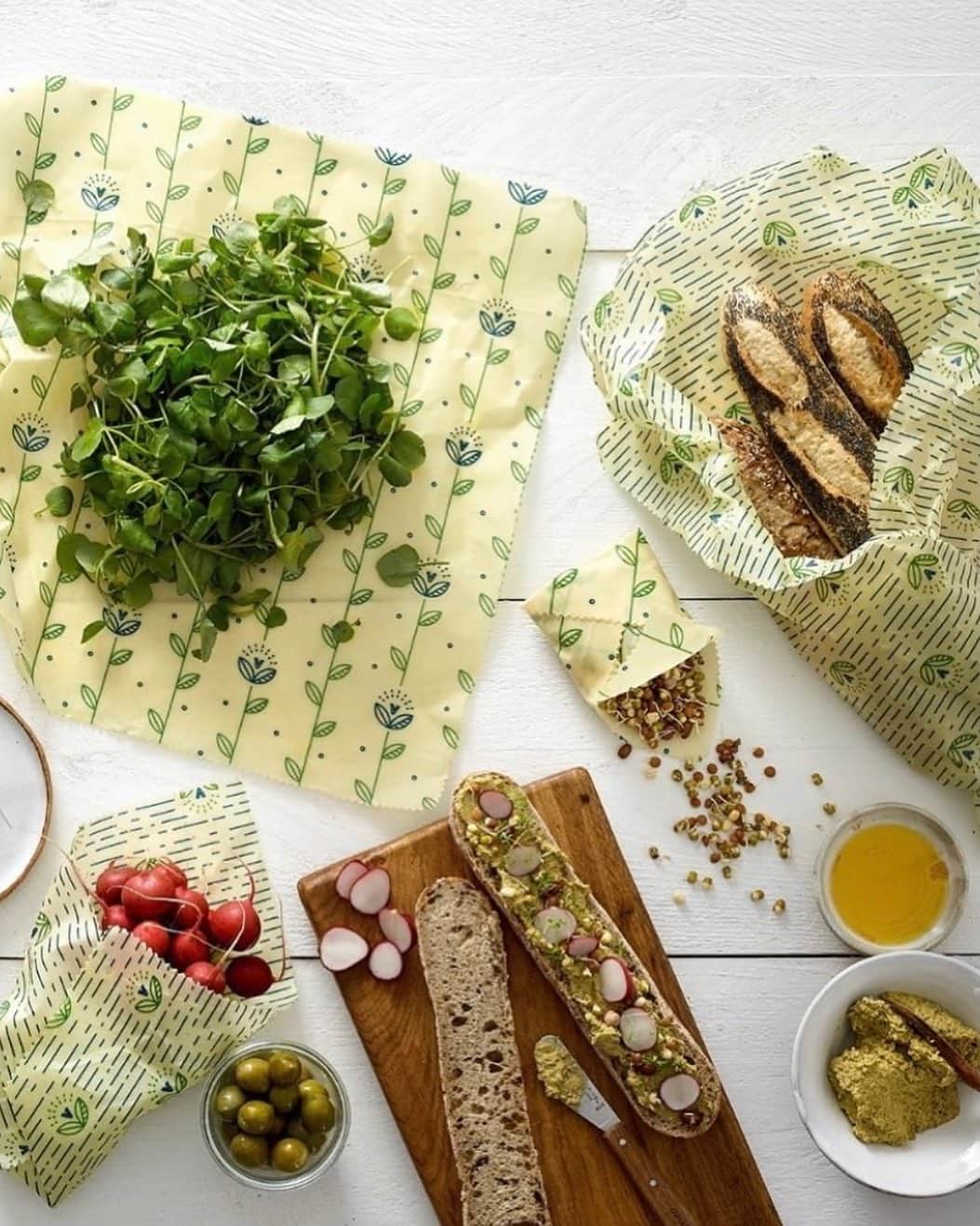 のインスタグラム：「Reducing waste starts at home 🏠   “We launched our plant-based alternative #veganfoodwraps to encourage vegans, and those making more plant-based choices, to switch to #plasticfree products in their kitchens and homes 🌍 🍃” – @beeswaxwraps_uk  There are so many ways that you can make your home a more sustainable environment. Using plastic wrap alternatives like those from The Beeswax Wraps Co is just one of them. ✨  #sustainability #reducingwaste #reduceplastic #beeswax #vegan #LOccitane」