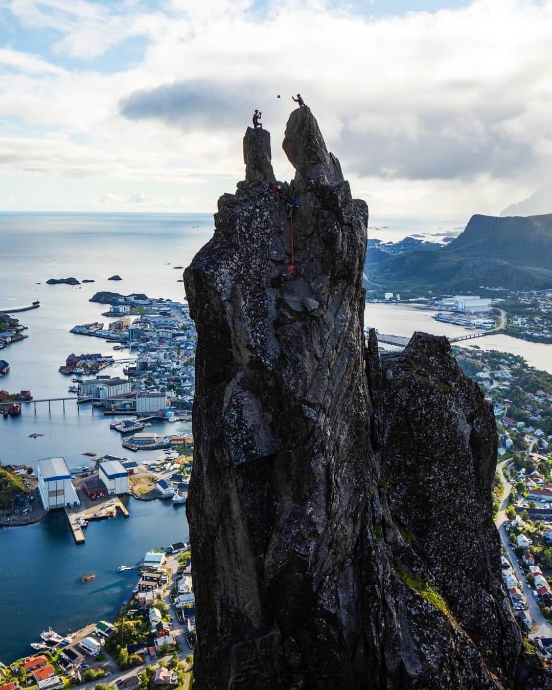 レッドブルのインスタグラム：「@andybmol & @christiansorum elevating the game 🏐😱  📸: @frodesandbech  #redbull #givesyouwiiings #volleyball #explore #norway」