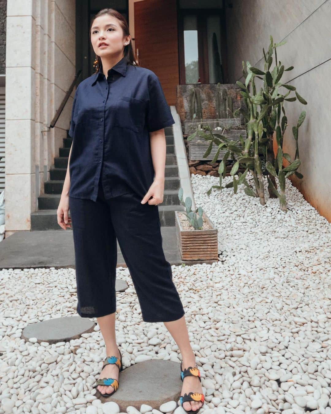 チェルシー・オリビアのインスタグラム：「Everyday is a fashion show, and the world is your runway .. Kesekian kalinya pakai outfit dari @nuboutique selalu enak dipake dan murah meriah tapi gak murahan ❤ . . . Handled by @iconic_sister」