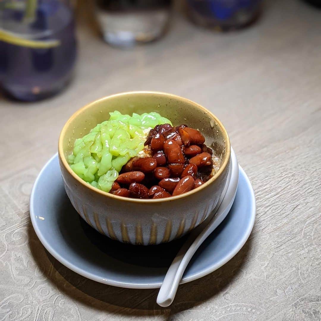Li Tian の雑貨屋さんのインスタグラム写真 - (Li Tian の雑貨屋Instagram)「Not your usual Chendol cos the green Chendol strips actually tasted savoury and exhibited the texture of a soft kueh kueh 👍 Big azuki beans aside, this is probably one of the most well-balanced version as it is not overly sweet or rich  #sgeats #singapore #local #best #delicious #food #igsg #sgig #exploresingapore #eat #sgfoodies #gourmet #yummy #yum #sgfood #foodsg #burpple #beautifulcuisines #bonappetit #instagood  #eatlocal #delicious #sgrestaurant #peranakan #musttry #dessert #chendol #sgdessert」2月8日 20時21分 - dairyandcream
