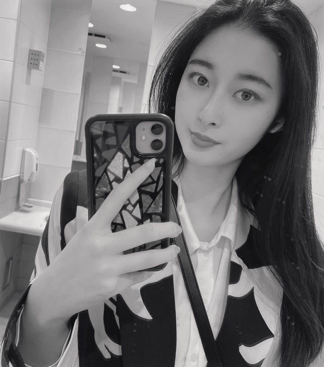 西山なずなのインスタグラム：「. 今日はお仕事でした~😌 みなさんも1日お疲れ様です。 わたしはもう眠りにつきます。 おやすみなさ〜い ..zzzZ」