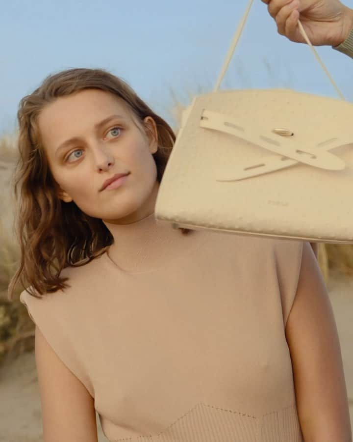 フルラのインスタグラム：「Showcasing the Furla Margherita’s rhythm. Now, it’s your turn.  #thefurlasociety #furlafeeling #funfurla #newcollection #furla #accessories #fashion」