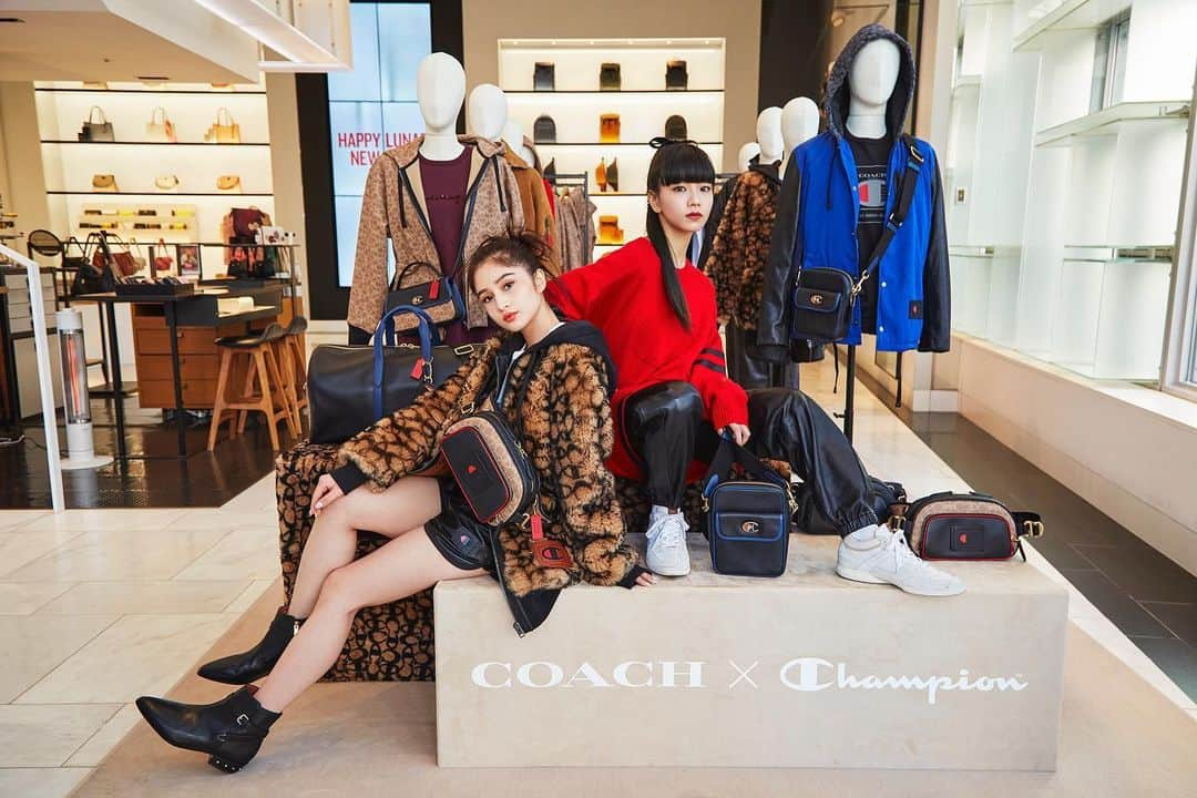 Takiさんのインスタグラム写真 - (TakiInstagram)「@coach X @champion ❣️ みんな　check して　みて　ね　💕 かわいい　ふく　だよ🥺 Everyone check it out , super cute and cool collection 💕 @nylonjapan ありがとうございました💕 With @hina_faky  おねちゃん　❣️ Hair and make up @tsubasadicky 🙏🏻」2月8日 20時28分 - taki_faky