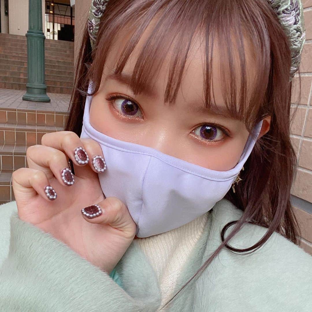 mimのインスタグラム：「バレンタインが近いのでチョコ色ネイル💅🍫(でも男ウケ狙ってない) 今回もめちゃくちゃ可愛くしていただきありがとうございました！  ちなみにマスクはYouTubeのTUで紹介したPUFF MASK(いいから普段から使ってる)  #mim_nail」