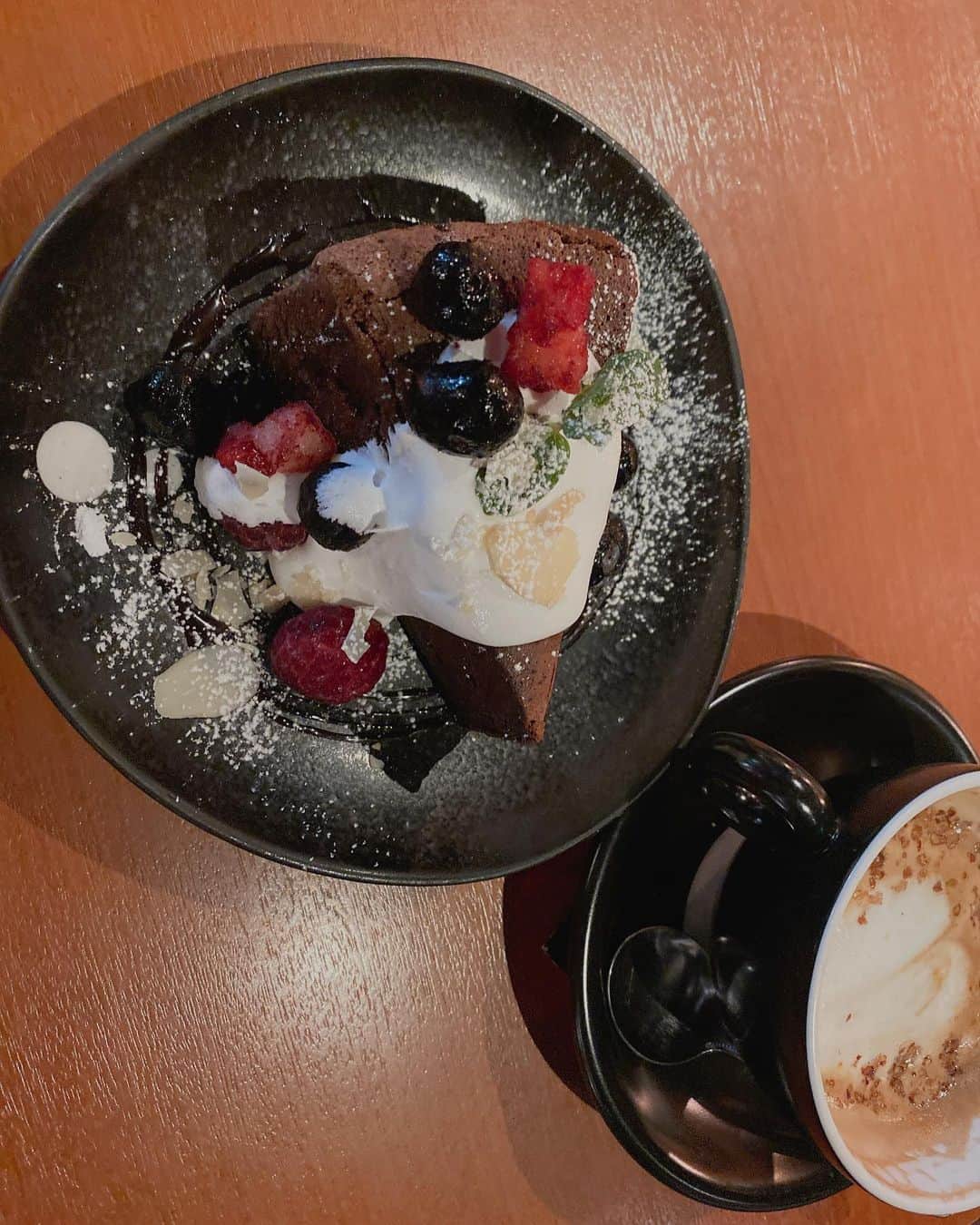 まんまるとまとのインスタグラム：「sweets🍰choco ・ 本当はね 瓦そば食べにきたの そのために きたんだよ わざわざ🤣 なのに 入ったら期間限定です♪ って言われて 出るのもだからけーき たべた！！！ 久しぶりに甘いのもとった♡ ・ ・ ・ #銀座カフェ #銀座ランチ #銀座 #東京カフェ #sweets #Ginza #TOKYO #瓦そば #銀座グルメ  #バレンタイン #チョコケーキ #カフェ #japan #chocolate #chocolatecake」