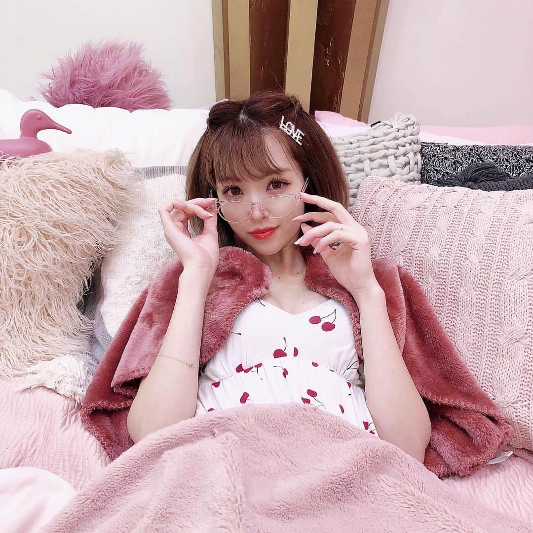 玉川来夢のインスタグラム：「moshimoshi rooms 桜のお部屋に泊まった時の💕 ベッドがかわいすぎて 最近引っ越したから可愛いお部屋にしよーって気持ちが強いから テンション上がりまくりました❤️ こんなに大好きなピンクに囲まれたお部屋だったら 家から出なくなりそう。 毎日女子会とかパジャマパーティーするわ❤️ #moshimoshirooms #moshimoshi #原宿 #原宿ホテル #インスタ映えホテル #ホテル女子会 #女子会 #パジャマパーティー #ピンクルーム #ピンクの部屋 #可愛い部屋 #可愛い #メガネ女子」