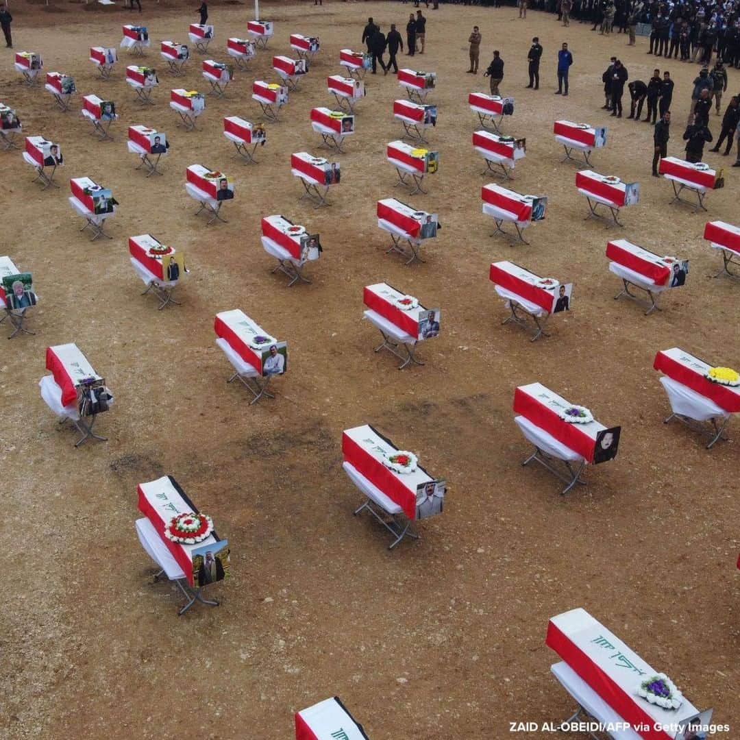 ABC Newsさんのインスタグラム写真 - (ABC NewsInstagram)「Mourners gather around coffins wrapped with the Iraqi flag during a mass funeral for Yazidi victims of the Islamic State group in the northern Iraqi village of Kojo in Sinjar district.」2月8日 20時44分 - abcnews
