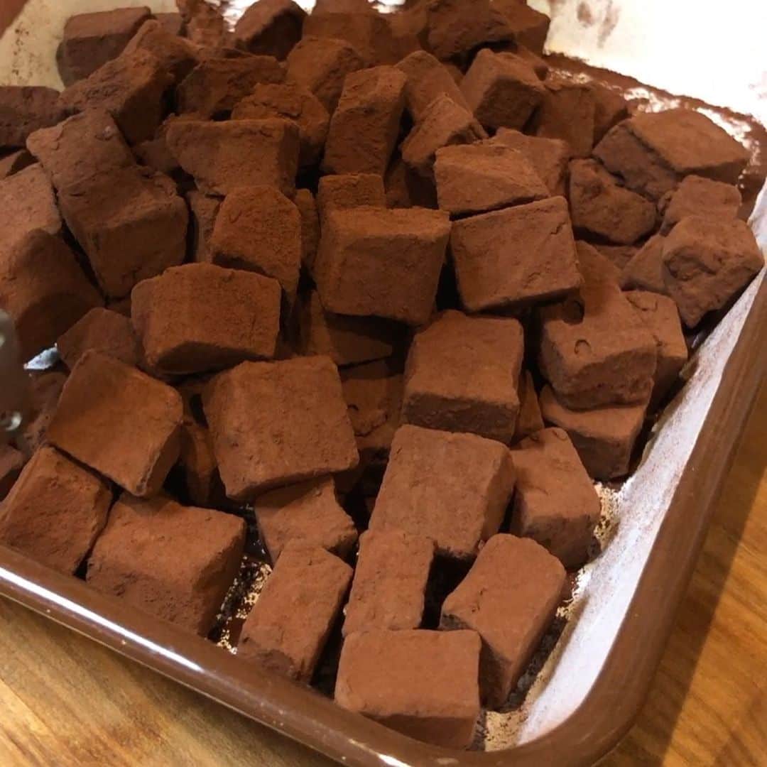 おーせさんのインスタグラム写真 - (おーせInstagram)「生チョコうまし♡  https://oose-mori.com/namachoco-amway/  レシピは2枚目に♪  プロフィールのリンクからも飛べます  全部鍋に突っ込んでほったらかしておけば良い。  仕上げにココアをふる♡  ムスコくん今年は1人でチャレンジしていました♡  ゴリラほとんど手伝っておりません。 簡単です！！  #queencook#o型レシピ#大切なのは放置すること#手作りおやつ#ステンレス鍋#時短レシピ#インダクションレンジ#クィーンクック#インダク⠀ #生チョコ」2月8日 20時38分 - oosedon