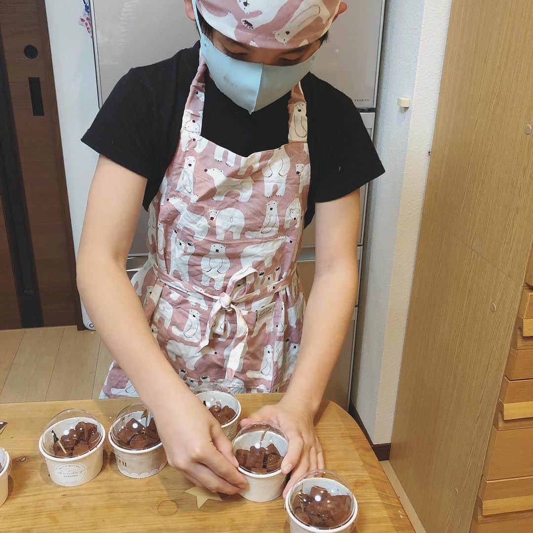 おーせさんのインスタグラム写真 - (おーせInstagram)「生チョコうまし♡  https://oose-mori.com/namachoco-amway/  レシピは2枚目に♪  プロフィールのリンクからも飛べます  全部鍋に突っ込んでほったらかしておけば良い。  仕上げにココアをふる♡  ムスコくん今年は1人でチャレンジしていました♡  ゴリラほとんど手伝っておりません。 簡単です！！  #queencook#o型レシピ#大切なのは放置すること#手作りおやつ#ステンレス鍋#時短レシピ#インダクションレンジ#クィーンクック#インダク⠀ #生チョコ」2月8日 20時38分 - oosedon