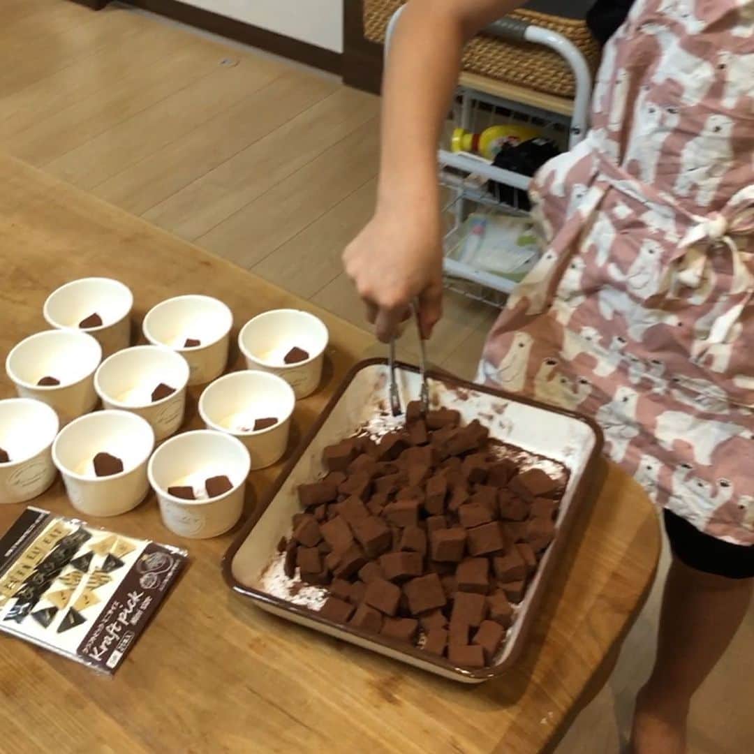 おーせさんのインスタグラム写真 - (おーせInstagram)「生チョコうまし♡  https://oose-mori.com/namachoco-amway/  レシピは2枚目に♪  プロフィールのリンクからも飛べます  全部鍋に突っ込んでほったらかしておけば良い。  仕上げにココアをふる♡  ムスコくん今年は1人でチャレンジしていました♡  ゴリラほとんど手伝っておりません。 簡単です！！  #queencook#o型レシピ#大切なのは放置すること#手作りおやつ#ステンレス鍋#時短レシピ#インダクションレンジ#クィーンクック#インダク⠀ #生チョコ」2月8日 20時38分 - oosedon
