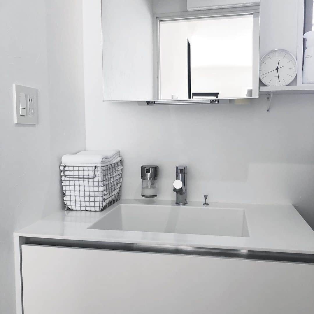akaneのインスタグラム：「2021.2.8  よくこのソープディスペンサーのご質問頂きます！  こちらはIKEA  【KALKGRUND 】 カルクグルンド  壁に直接取り付けているので、賃貸のお家では厳しいかもしれません💦  でも浮かせて設置する事で、ヌメリもなく、飛び散りも最小限で済みます♪  浮かせられるものは浮かすがモットーです😆  洗面台は　#sanwacompany   このミニマムなデザインが今でもお気に入り！  この先もずっと飽きがこないデザイン、リフォームの時にとことん悩みながらも選んで良かったと思う場所です✨  #bathroom#ikea#sanwacompany#洗面台#洗面所#サンワカンパニー#リフォーム#ソープディスペンサー#ディスペンサー#ミニマム#ミニマムインテリア#ミニマル#ミニマルインテリア#インテリア #モダンインテリア#シンプルインテリア#北欧インテリア#戸建て#一軒家#注文住宅#リノベーション」
