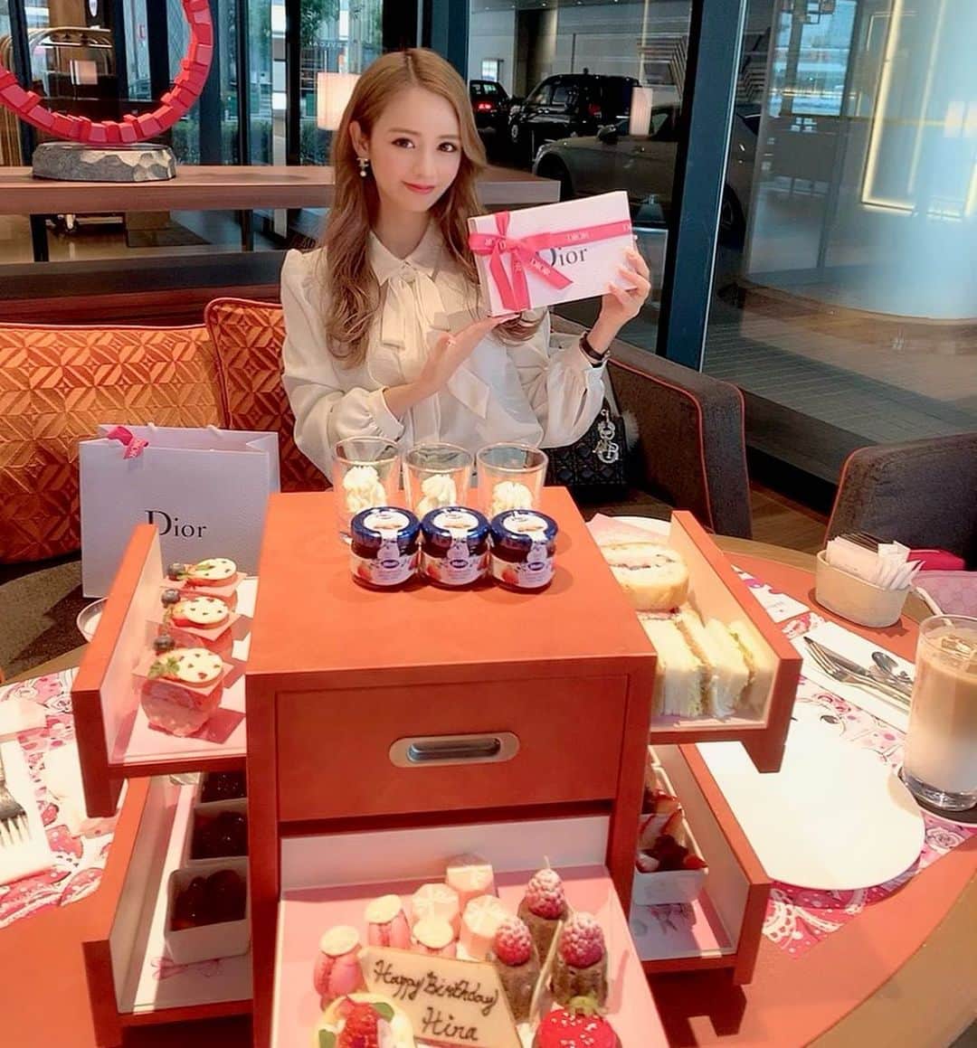 姫奈のインスタグラム：「. . . 美ママすぎる二人から 誕生日のお祝いとpresentまで...🎁✨ めっちゃサプライズすぎてびっくり🤣 . いつも仲良くしてくれて 本当にありがとう🥺💓💓 今日もめっちゃ笑いすぎて楽しかった🤣 . . . #ヒルトン大阪 #アフターヌーンティー #お誕生日 #サプライズ #23歳」