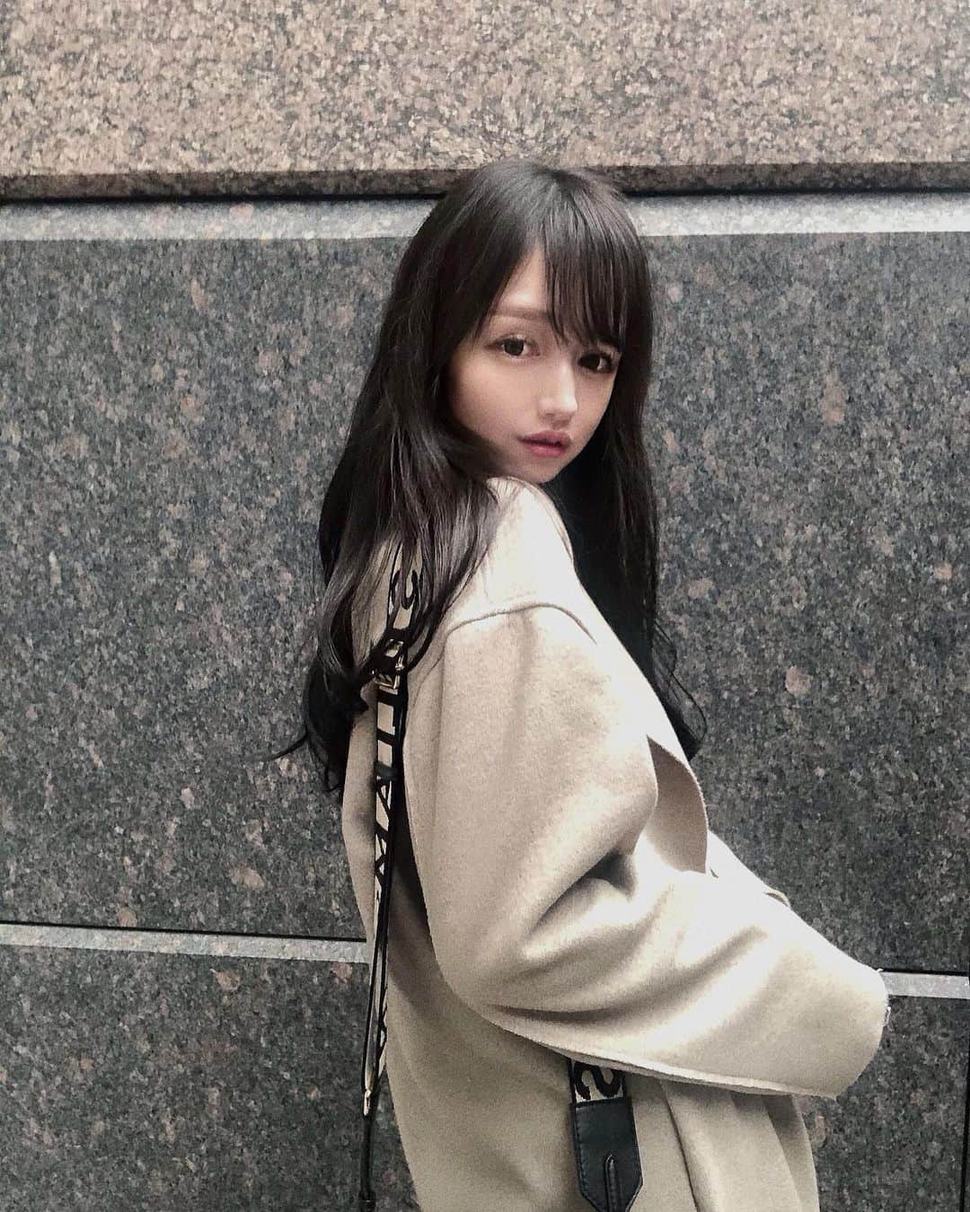 yuu__aaaのインスタグラム：「. 袖長いの好き☺︎ . 巻き髪すぐとれちゃうけどま、いっかって最近なってる😇 . . #ootdfashion #ootd#stellamccartney #make#メイク#カラコン#ゆるまき #コート」