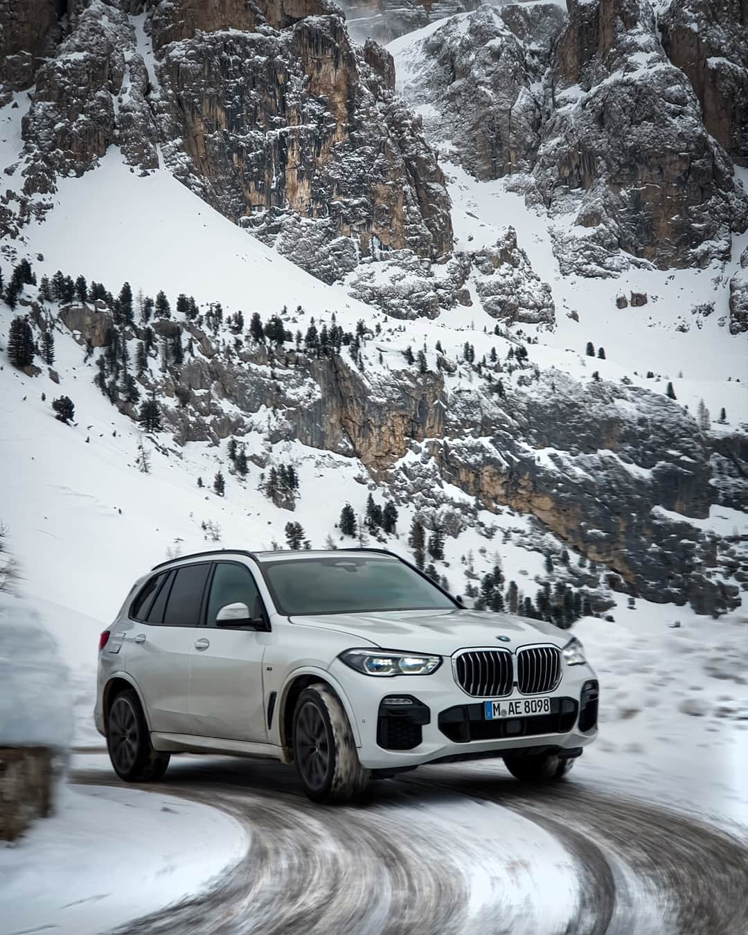 BMWのインスタグラム：「Discovers every mountain passage.  The BMW X5. #TheX5 #BMW #X5 #BMWrepost @todorov5 @m3_saeid」