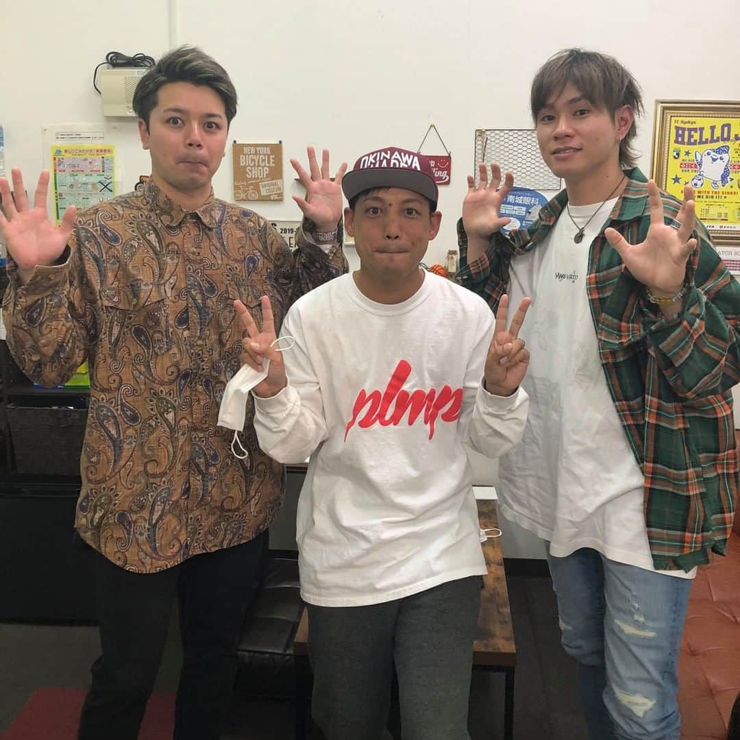 ORANGE RANGEのインスタグラム：「＼このあと夜21時📢／  本日はコザ・ミュージックタウンにあるラジオ放送局 #オキラジ よりお届けするORANGE RANGEのコザ無料案内所📻 今回はスタジオから、ゲストに #テレビナイト にも出演したP-fam(@pfam_official)を迎えてO.A🎧  エリア外の方は ▶️ http://www.fm854.com/ #ORANGERANGE #コザ無料案内所 @orangerange_official @okiraji_fm854」