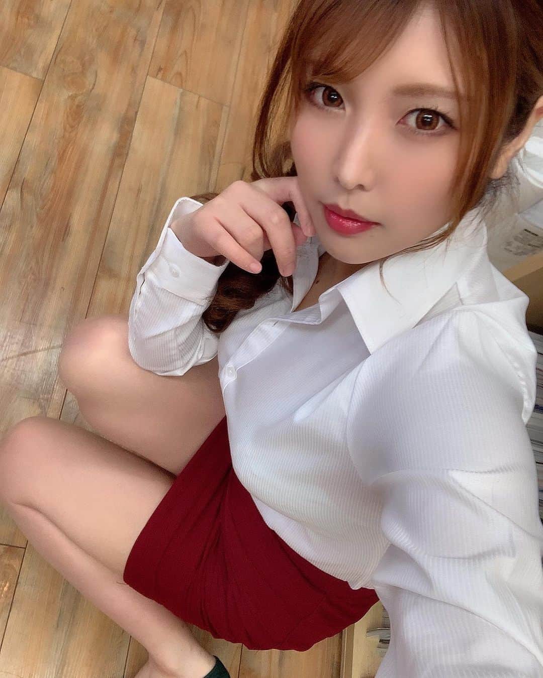 新村あかりのインスタグラム：「2月22日FANZAチャットあります！みなさん見にきてね💓  時間 [第1部]　21:30～23:15 [第2部]　23:30～深夜1:30  #セクシー女優 #ライブチャット #女教師 #生足」