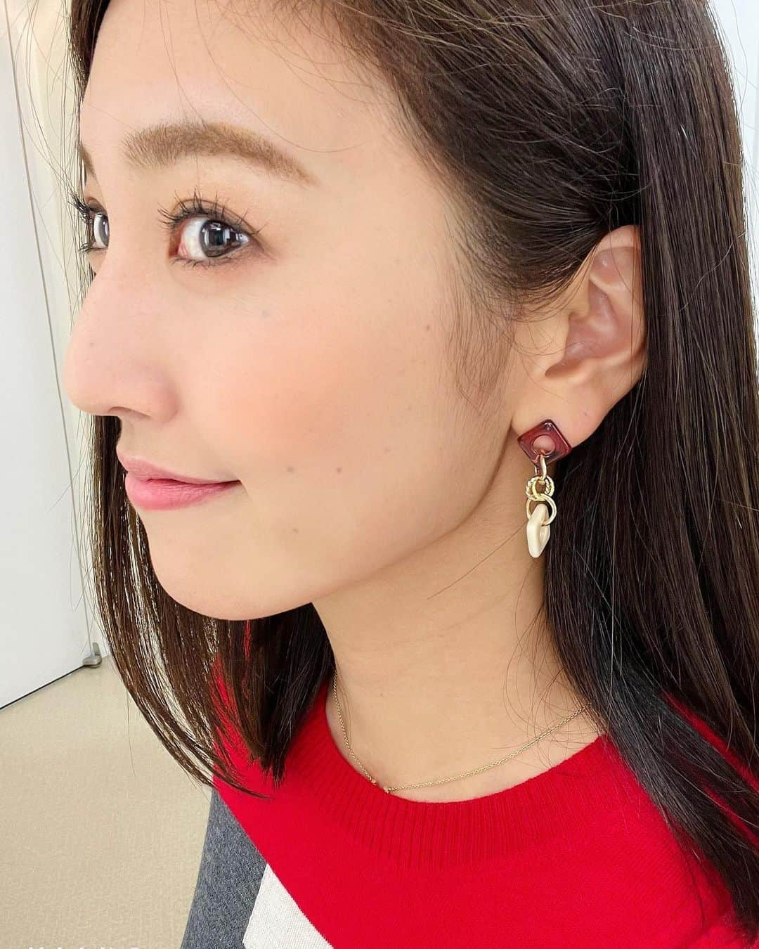 小澤陽子さんのインスタグラム写真 - (小澤陽子Instagram)「𝚊𝚝 𝚠𝚘𝚛𝚔☻  最近の『全力！脱力タイムズ』🤓💛🖤。  お借りした素敵な衣装たちです👗✴︎ かわいい服を着たり、好きな物を身近に置いておくと、 テンションが上がり仕事もがんばれますよね💪🏻😤✨ふんっ  #ここだけの話🤫 #マイクを付けるのに、 #セパレート(ワンピースでない)のほうが #楽チン で…笑(かつ早い。) #私の衣装は #ワンピースの出現率低め です😂😱🤯🥶 #単純。🙏🏻 #いや #めんどくさがり ？🙇🏼‍♀️  #金曜23時 から #フジテレビ　#８ちゃんねる #全力脱力タイムズ #DNN #ミディアムヘア #ヘアスタイル #コーデ #アナウンサー #衣装 #アナウンサー衣装 #セパレートファッション #ここだけの話 #本日の髪型と衣装🌸」2月8日 20時43分 - yoko.ozawa729